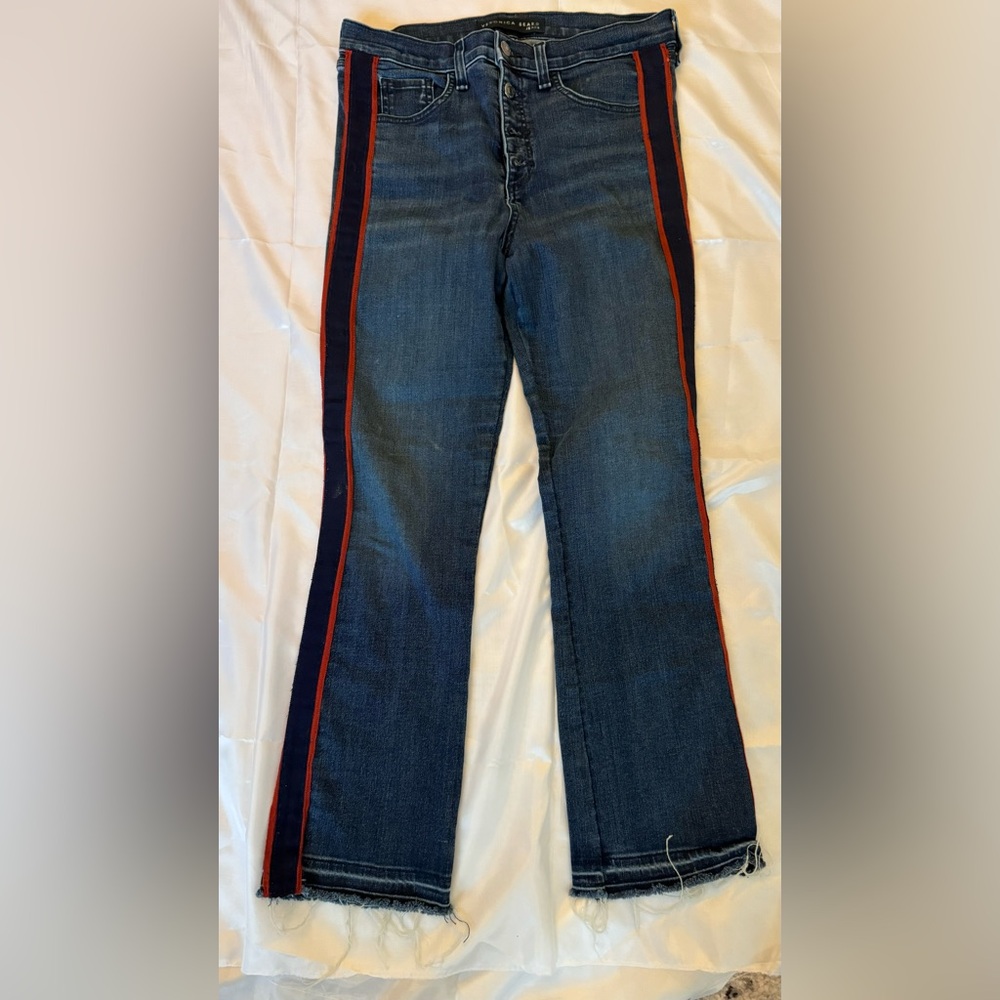 Veronica Beard Blue Jeans CAROLYN
BABY BOOT
HIGH RISE
SECRET SKINNY POCKETS